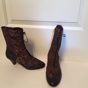 ⭐️POETIC LICENSE BOOTS HEELED BROWN TAPESTRY 7.5